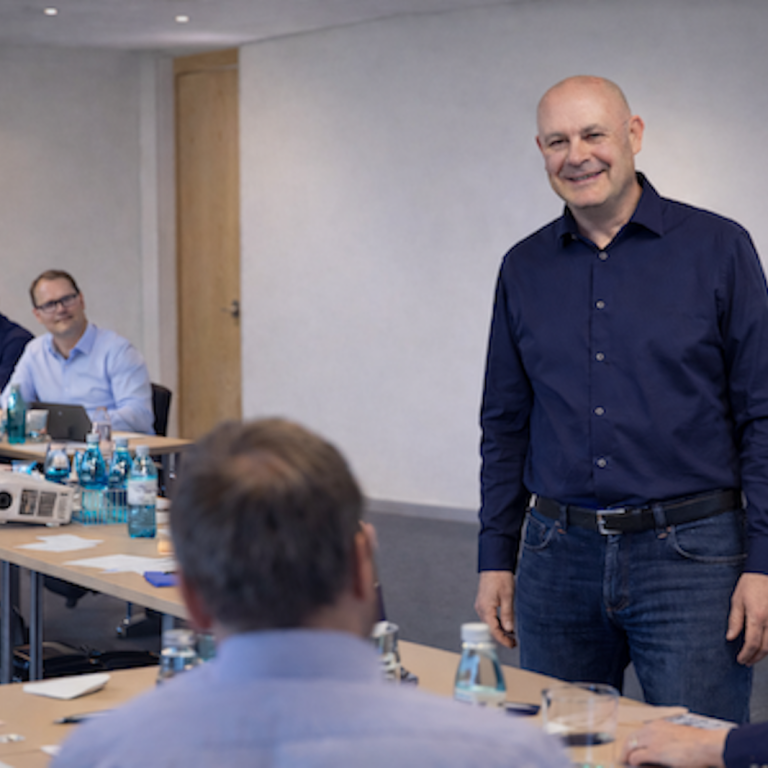Interim Management das Team begeistern Interim Manager Grieme Teammeeting